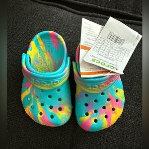 NWT tye dye baby/toddler crocs size 4